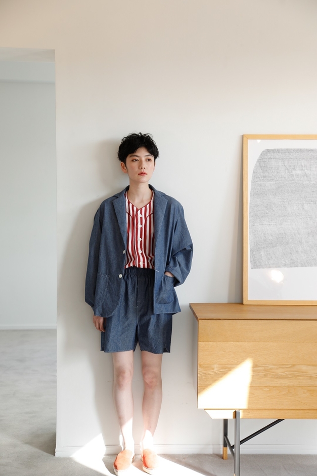 国産ダンガリー生地は着心地にこだわった＆ease別注生地。シャツジャケット￥17,600、ベースボールシャツ￥26,400、ショートパンツ￥13,200、スリッパ￥17,600(すべて税込)