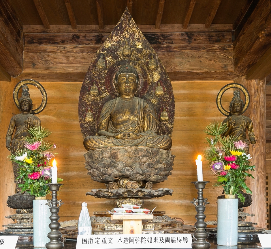 浄心寺(湯前町)の木造阿弥陀如来像・両脇侍像は国指定重要文化財。