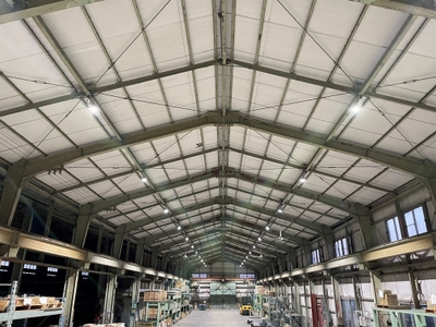 写真左:第八作業場(東エリア)
