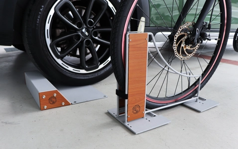 スチール×木目調デザインのオシャレな「自転車スタンド」と 「車止め」の先行予約販売を Makuakeにて7月30日(金)まで実施