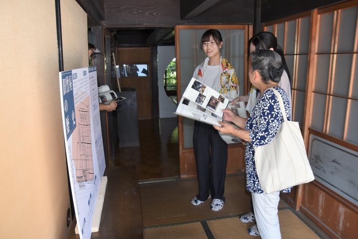 来場者に説明する学生たち