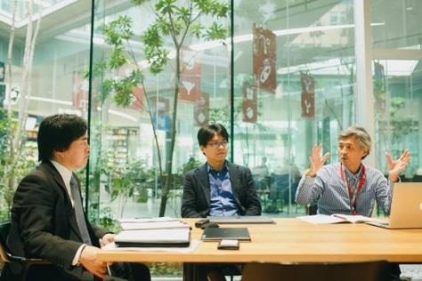 デル株式会社 上席執行役員 広域営業統括本部長 清水 博(左)、近畿大学経営学部 准教授 布施 匡章(中央)、近畿大学経営学部 教授 廣田 章光(右)