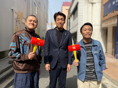 左から　竹内まなぶ・ 前田政登己さん（マエダハウジング社長）・石田たくみ