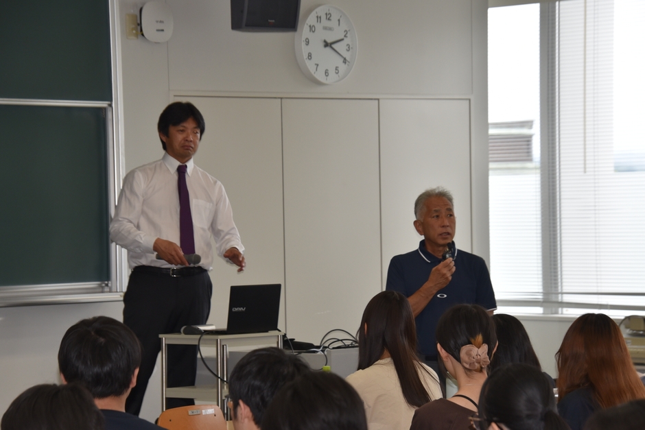講義を振り返る梅田教授（右）