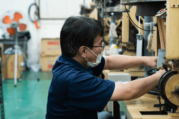 職人の手で、靴下の編み機を改造。唯一無二の鷲尾式起毛が生まれる秘密。