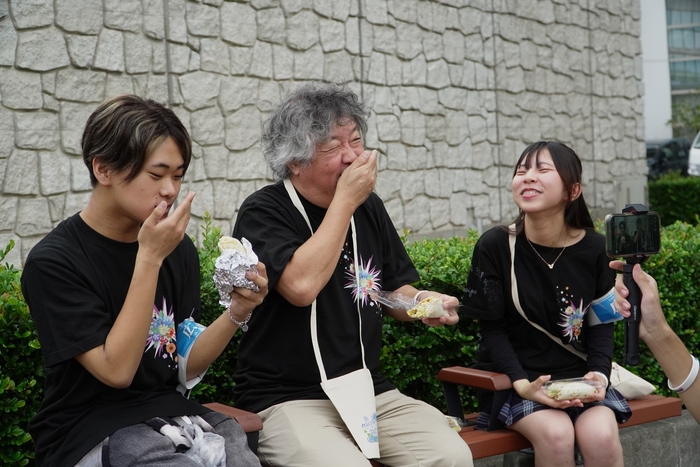 キッチンカーの食レポをする茂木校長(おおぞら高校)