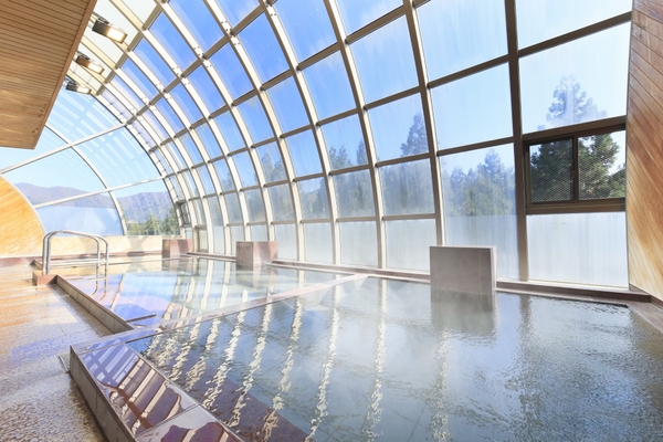 ＜温泉＞ やわらかな湯ざわりと四季折々の自然美に包まれる時間。