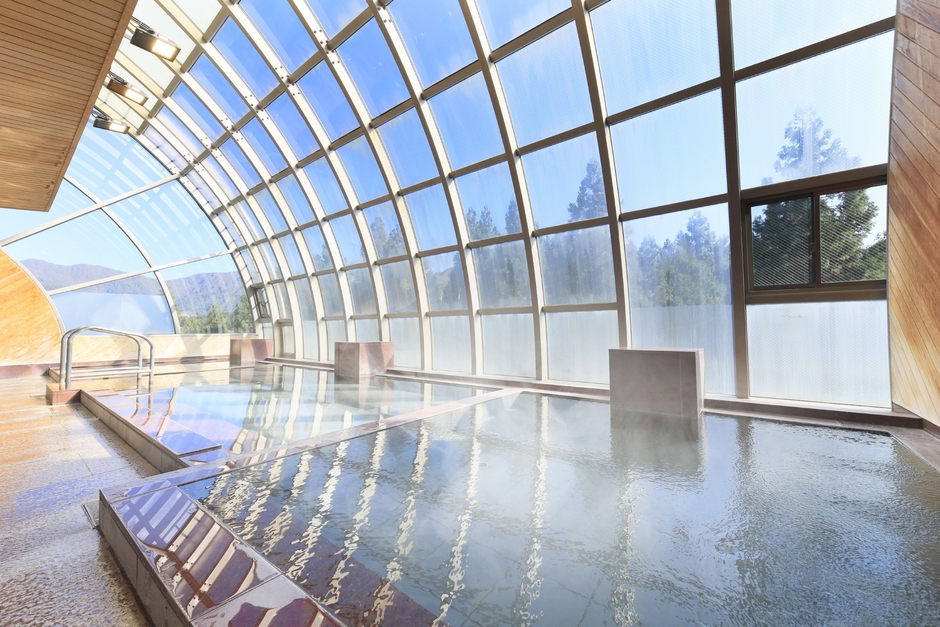 ＜温泉＞ やわらかな湯ざわりと四季折々の自然美に包まれる時間。