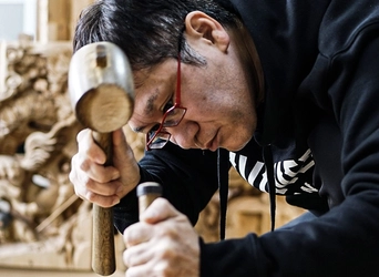 【大阪・伝統工芸の危機に挑む】若者の「伝統離れ」を食い止めろ。ストリートブランドDIVINERが、だんじり彫刻師・前田暁彦と異色の対談を公開。「職人＝カッコいい」を再定義する。