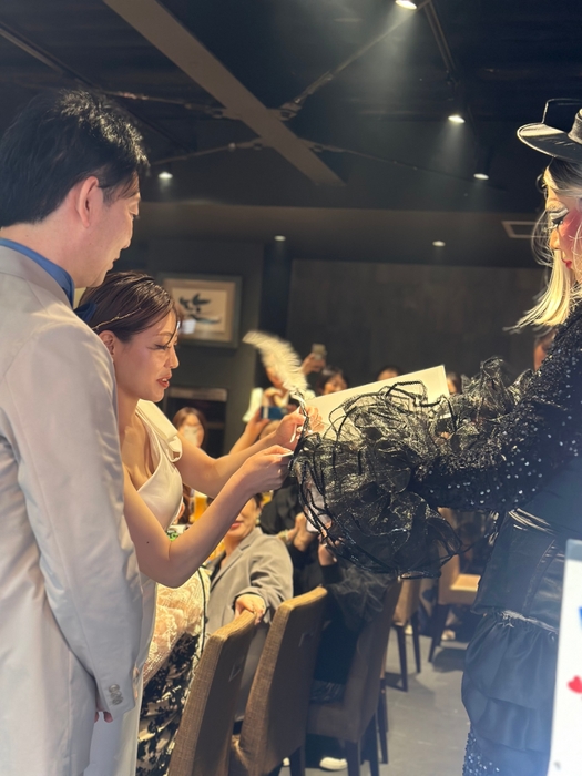 店舗で結婚誓約書にサイン