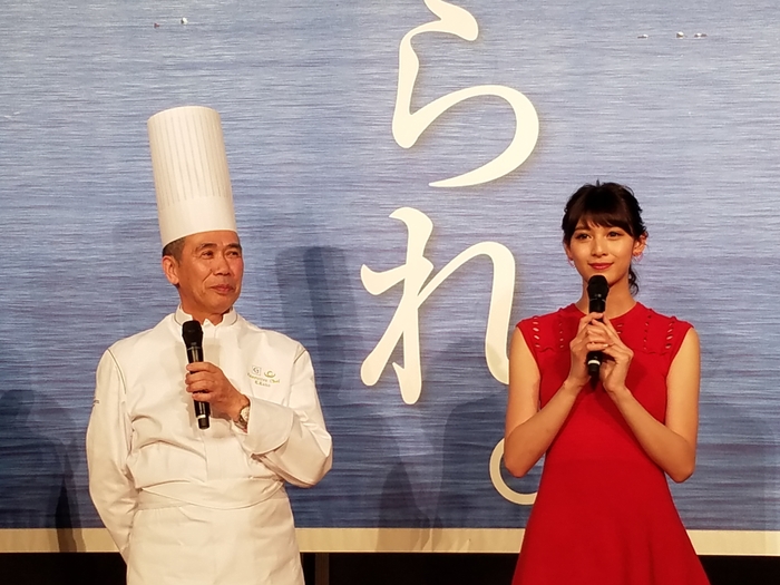 富山のさかなの美味しさを伝えるアンジェラ芽衣と加藤料理長