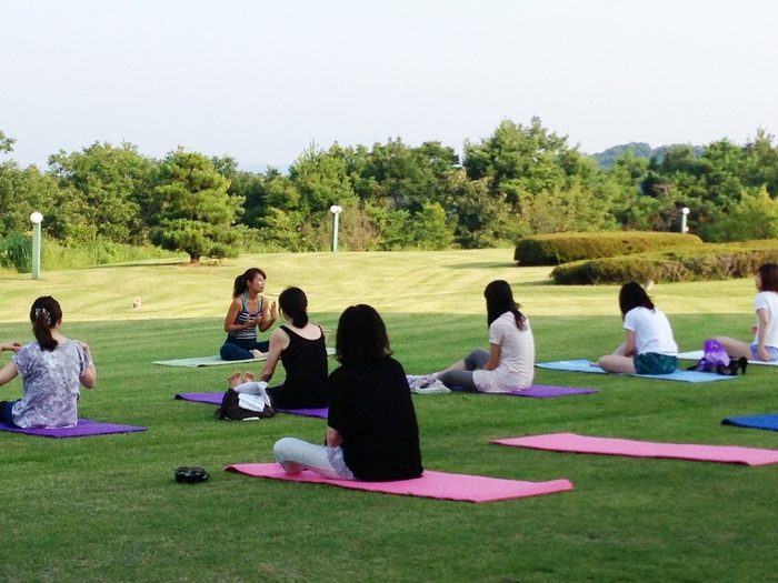 ホテルの芝生ガーデンでヨガ体験