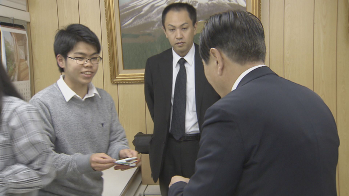 広島選出の衆院議員（右）と名刺交換をする高橋悠太さん（当時高校3年）
