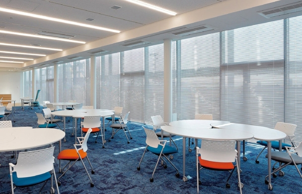 アルミブラインド:遮光性・遮熱性に優れ、メンテナンスが容易。コストパフォーマンスに優れた定番モデルです。