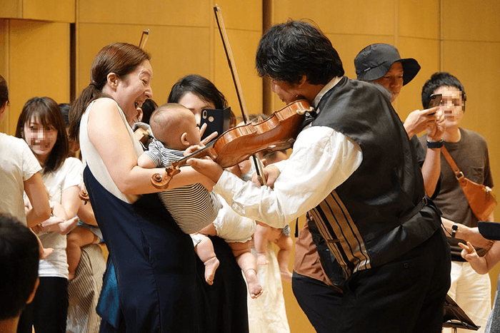 開演前に本物のヴァイオリンに触れられる楽器体験コーナー