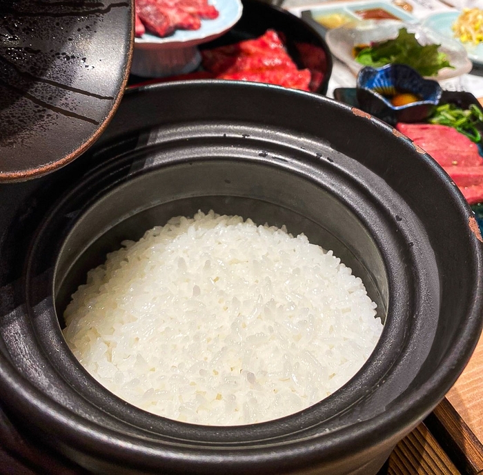 「西木屋町　肉しん」炊き立ての土鍋のご飯