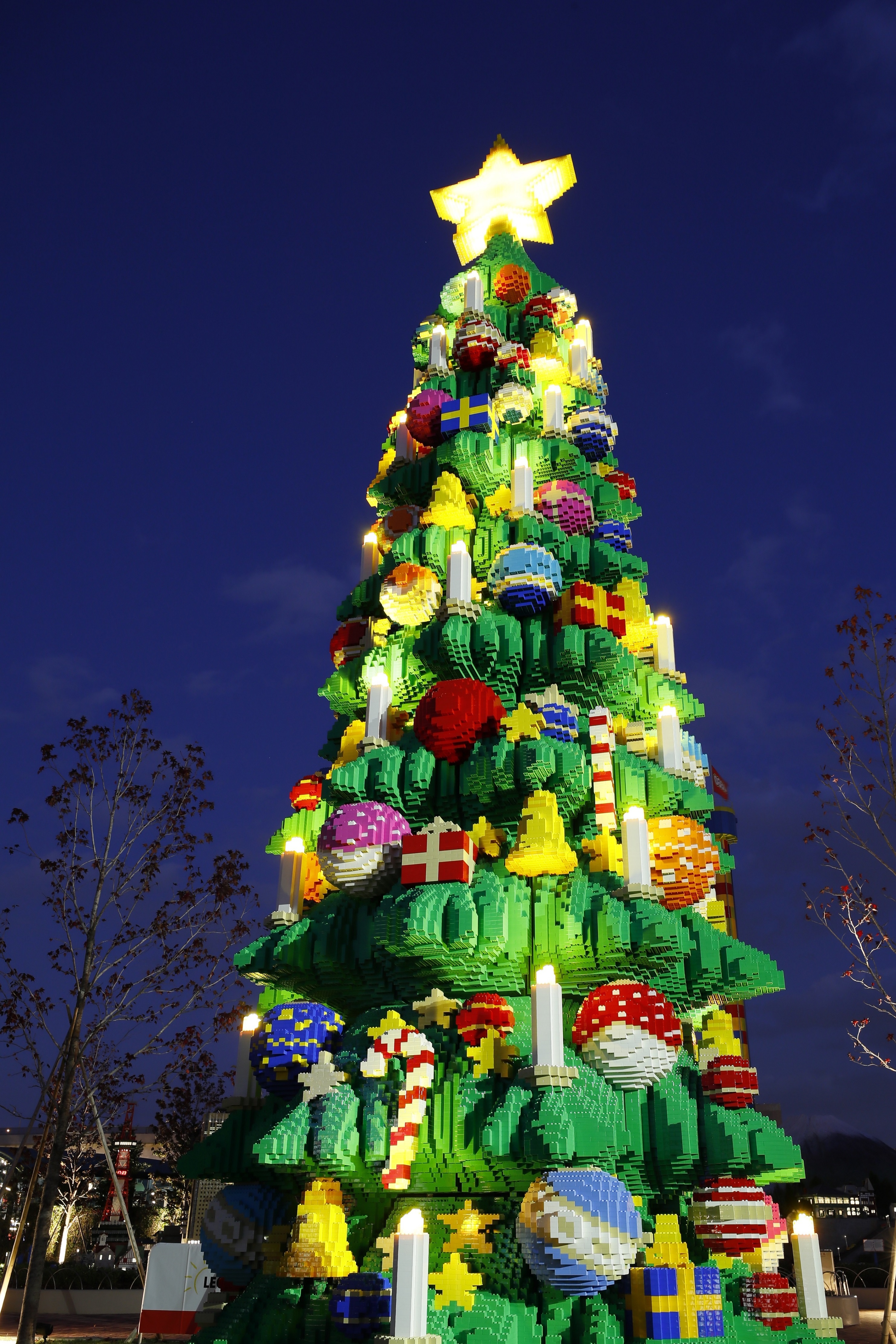 レゴブロックでできた巨大クリスマスツリーがお出迎え クリスマスイベント Bricxmas 本日よりスタート Newscast