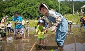 家族で農場の自然を満喫！全国の#おうち時間 へ、 「オーガニック田植え祭」をライブ配信！