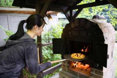 500℃のピザ窯で焼き上げるピザ