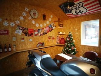 クリスマスとバイクを両方楽しめる！ 静岡で日本初となるバイク用ターンテーブル搭載ガレージルームが クリスマス仕様にアレンジしたモデルルームを公開