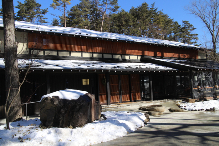 築200年の歴史のある日本の古き良き古民家を移築して造られた本館