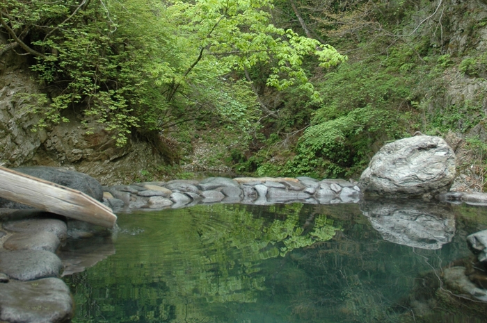 広瀬川のせせらぎに耳を傾ける、広瀬川源流露天風呂「立ち湯」