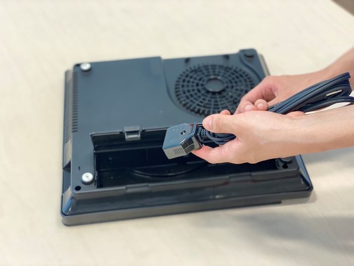 特長1:業界初(※1)!電源コードの紛失を防ぐ「本体裏側の収納スペース」