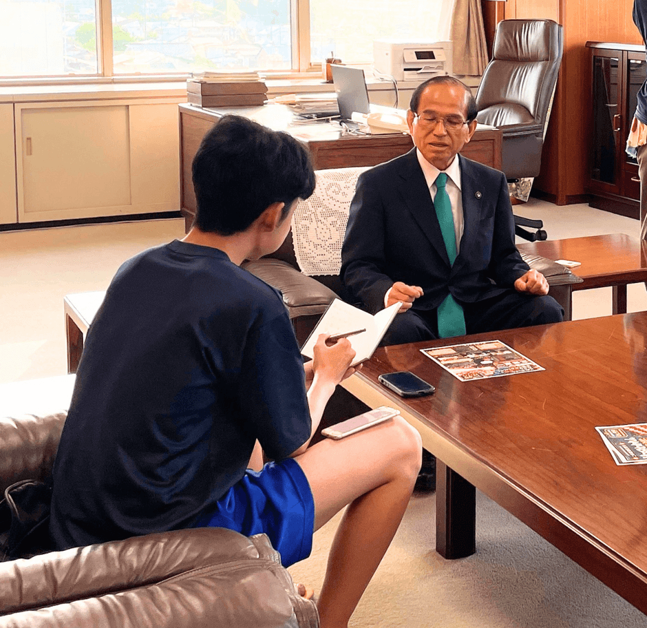 中学生副編集長、市長への取材風景