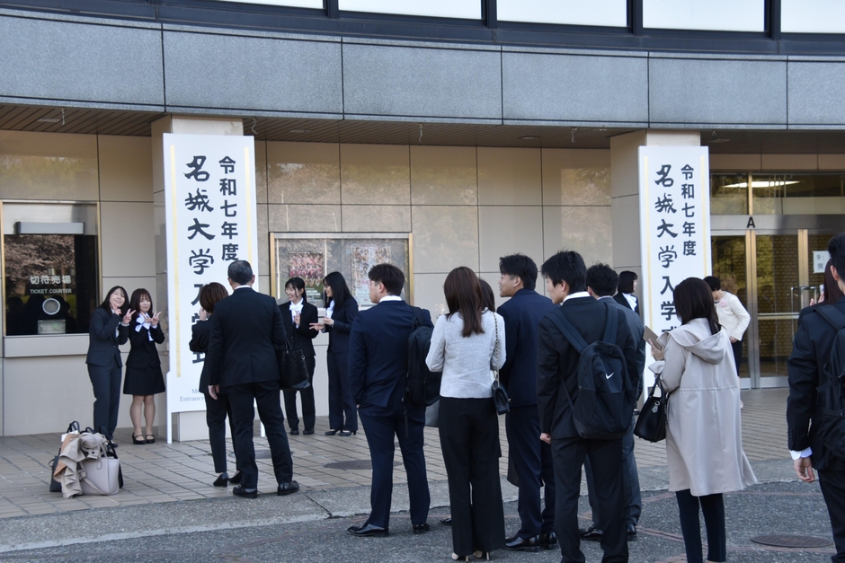 記念撮影する新入生ら 