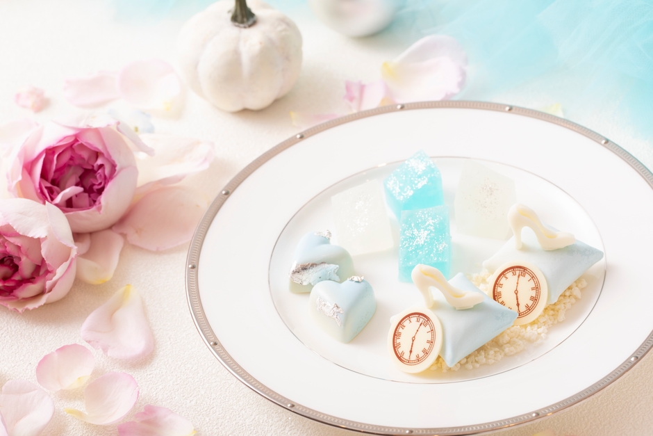 スタンド下段スイーツ イメージ:プリンセスの靴~クッションムース~は、美しく変わる“シンデレラ”をイメージし、美容効果がある“洋ナシ”を使ったムース。 “食べる宝石”と呼ばれている琥珀糖は、外はシャリ、中はプルンとした寒天ゼリーのような食感を楽しめます。