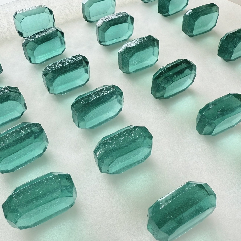 職人がひとつひとつ手作業で切り出す