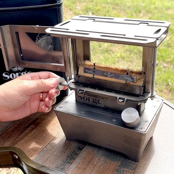 芯落ち防止ストッパー搭載。初心者でも安心して扱える設計