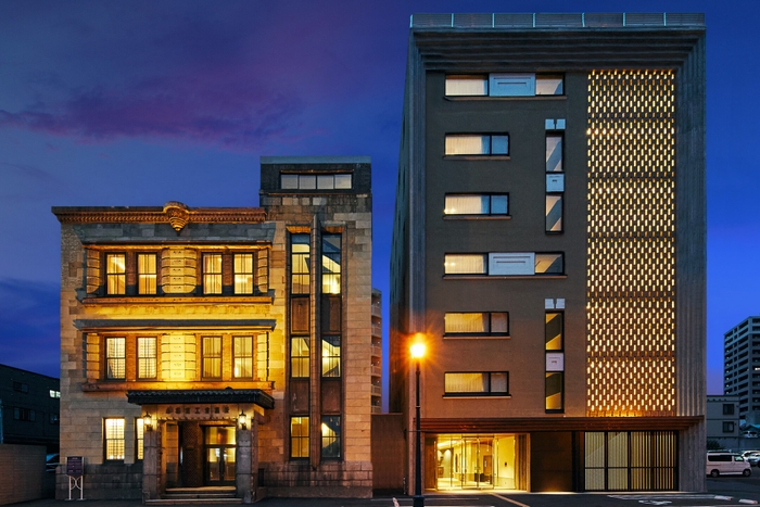 写真左:「旧小樽商工会議所」をリノベーションした南館、写真右:機能性とデザインを追求した北館