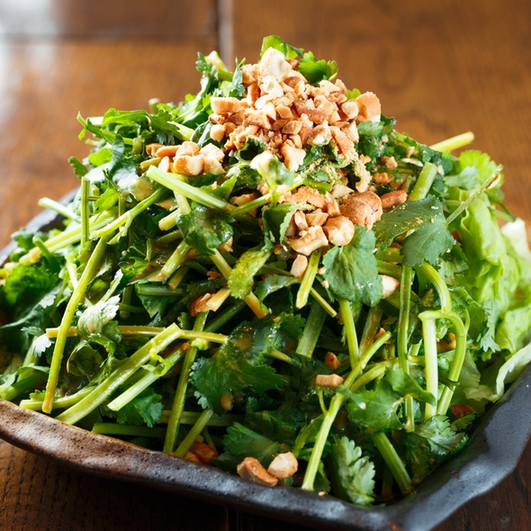 餃子に次いで人気の「悪魔的に旨い香菜(パクチー)サラダ」