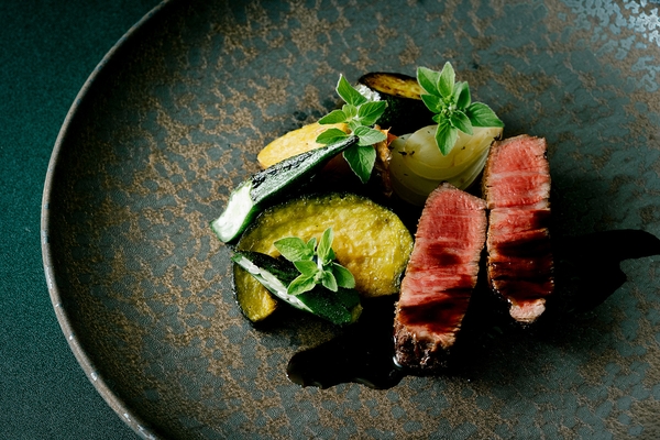 メインディッシュには京都牛の薪火ステーキ［一例］