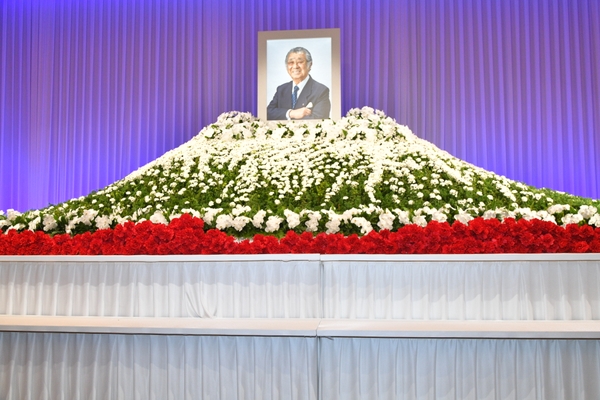 献花会場 祭壇全景