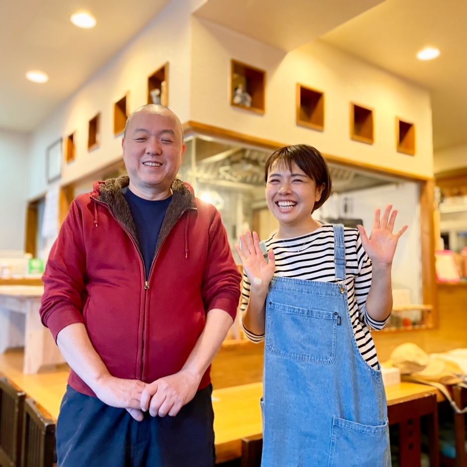 きん助オーナー(左)ときょん。(右)さん