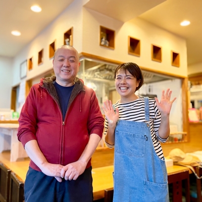 きん助オーナー(左)ときょん。(右)さん