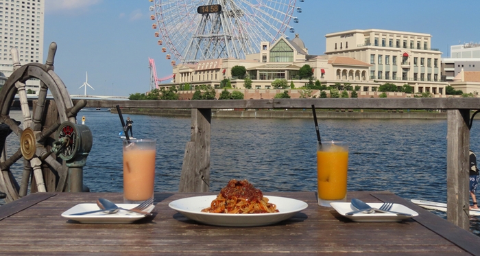 海を一望できるロケーションでお食事