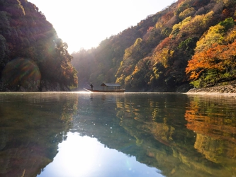 星のや京都　屋形舟を貸し切って朝日に輝く嵐山の紅葉を独り占め「朝のもみじ舟」1日1組限定開催　期間：2020年11月20日〜12月5日