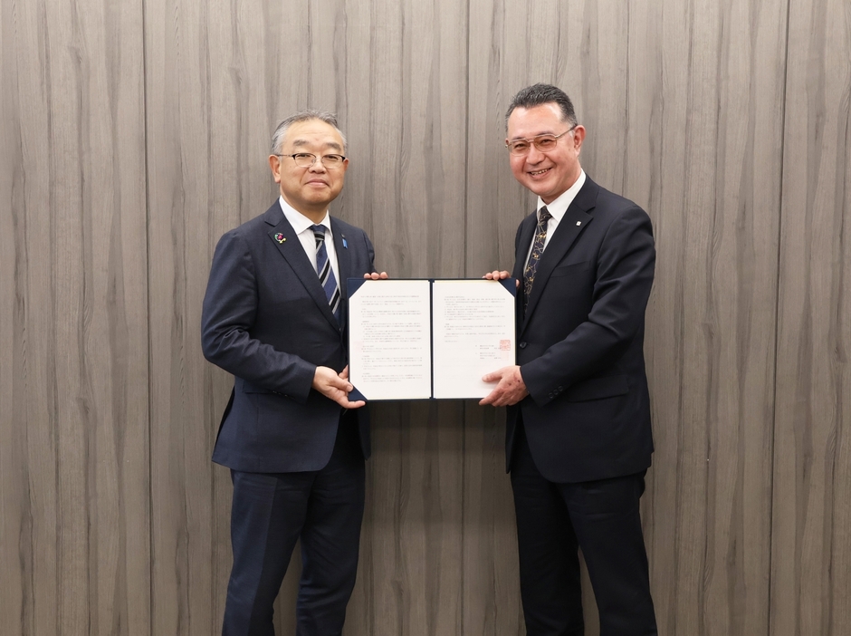 神奈川県福祉子どもみらい局　川名局長(左)、神奈川県住宅供給公社 専務理事　仲野(右)