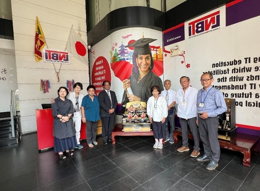 クマーラ名誉教授（左から４人目）と国際スタディ・ツアーの参加者