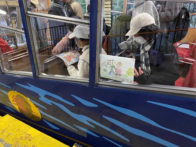 ステッカーを貼る子どもたち