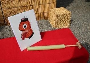 職員が作った「水てっぽう」と「的」