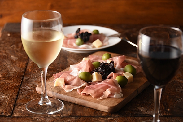生ハム、グラスワイン