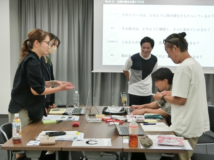 スクールの様子3:コンセプトは「スパーリング」。各回の講師やインストラクターとともに意見をぶつけ合う