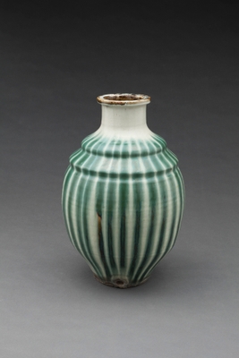 (1)信楽焼「青簾焼酎瓶」19C-20C前半／江戸時代後期-明治時代　当館蔵