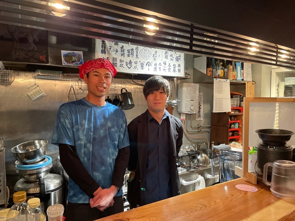 綾部ダニエルさん(左)と黒木孝則さん(右)