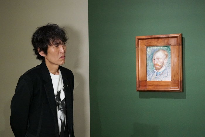 『ゴッホ 夜のカフェテラスに至る道のり-千原ジュニアが見た天才画家の素顔-』ゴッホ作《夜のカフェテラス》を見る千原ジュニア