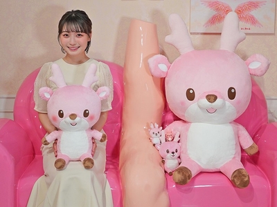 イワシカちゃんぬいぐるみ各種と安井南さん